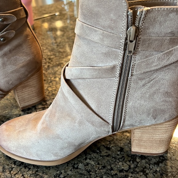 Suede light brown zip up low boot - Picture 3 of 4